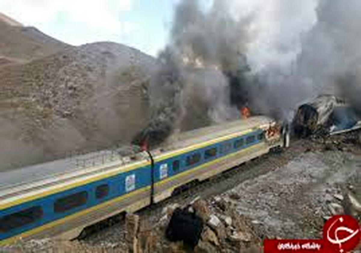 لحظه تصادف دو قطار مسافری در استان سمنان
