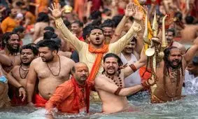 غسل دسته جمعی هزاران هندو در سایه کرونا/ تصاویر‌