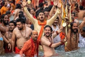 غسل دسته جمعی هزاران هندو در سایه کرونا/ تصاویر‌
