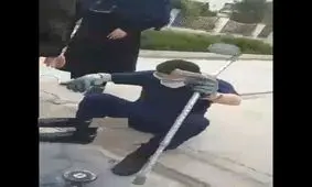 ناجا از برخورد با جانباز قطع نخاع عذرخواهی کند/ این جانباز مشغول ساخت پل جهت تردد ویلچرش بود/ ویدئو