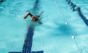 کلر موجود در آب استخر کرونا را از بین می‌برد