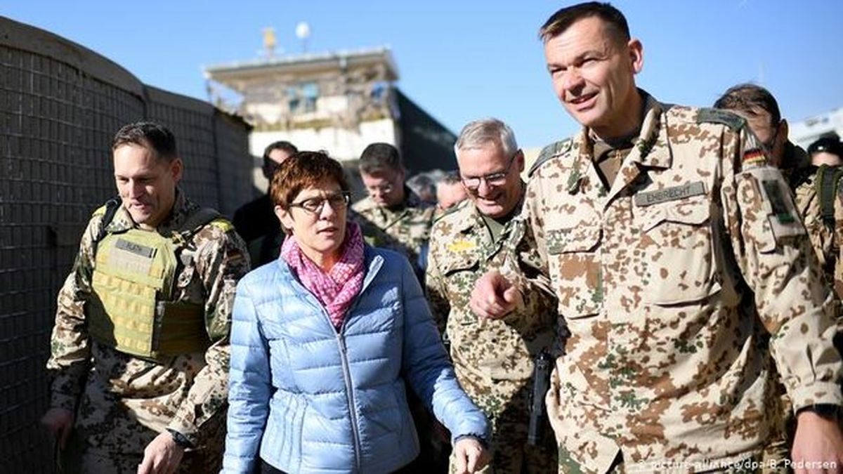 وزیر دفاع آلمان: نیروهایمان را با هم از افغانستان خارج می‌کنیم