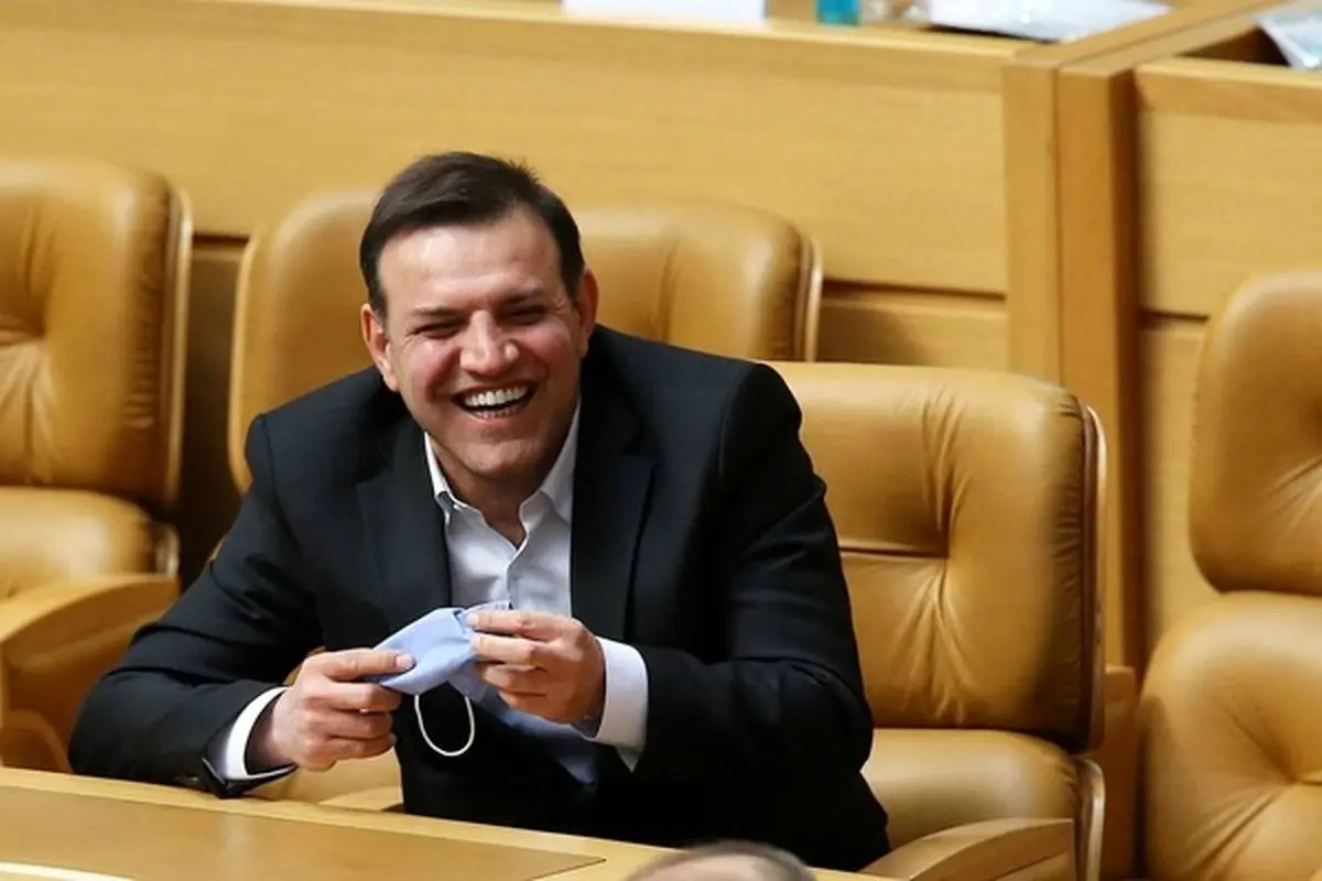 دیدارهای سیاسی و جناحی عزیزی خادم به جای رسیدگی به مشکلات فوتبال