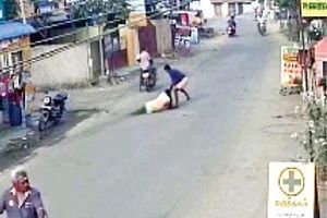 لحظه دلهره آور حمله سارق به زن باردار در خیابان/ ویدئو