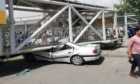 برخورد تریلی با پل عابر پیاده جان یک نفر را گرفت