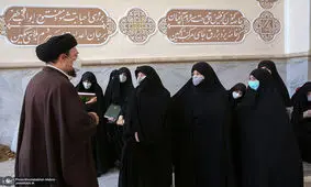 تصویری از سیدحسن خمینی بر سر مزار دایی اش