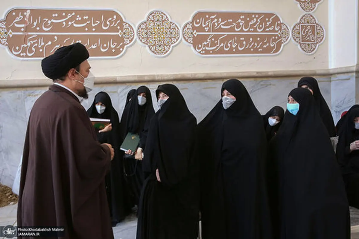 تصویری از سیدحسن خمینی بر سر مزار دایی اش