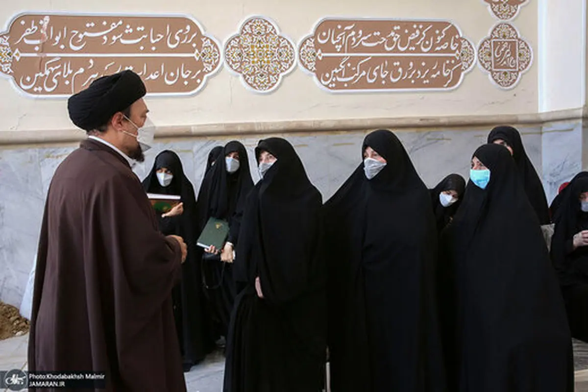 تصویری از سیدحسن خمینی بر سر مزار دایی اش