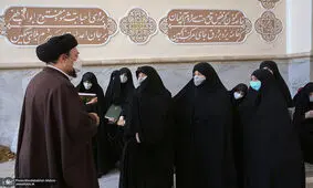 تصویری از سیدحسن خمینی بر سر مزار دایی اش