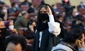 سلفی ستاره پسیانی با جواد عزتی و پژمان جمشیدی پشت‌صحنه «دوزیست»/ عکس