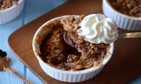 طرز تهیه کرامبل شکلاتی گلابی