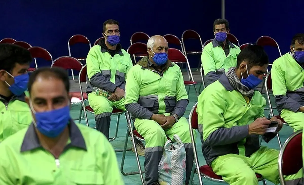 نخستین گروه پاکبان‌های کاشانی در مقابل کرونا واکسینه شدند