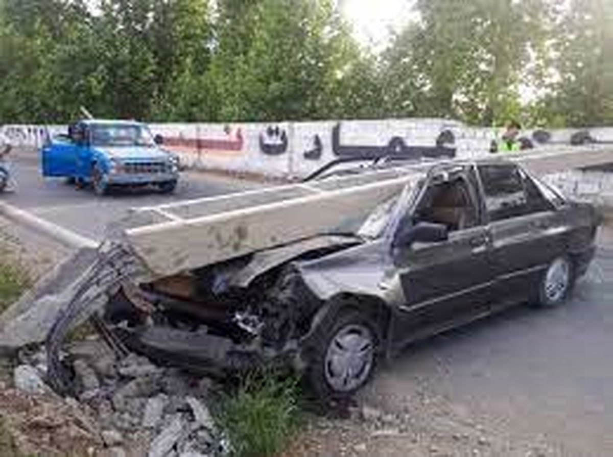 نجات معجزهآسای راننده پراید از سقوط تیر چراغ برق/ تصاویر