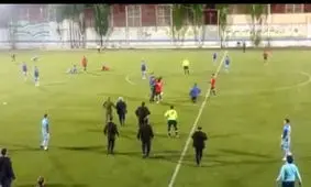 دعوای شدید در زمین فوتبال/ ویدئو