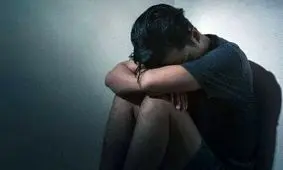 داشتن ۵ علامت نشانه افسردگی اساسی است