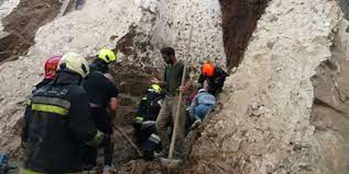 نجات کارگران مدفون شده زیر آوار در اصفهان