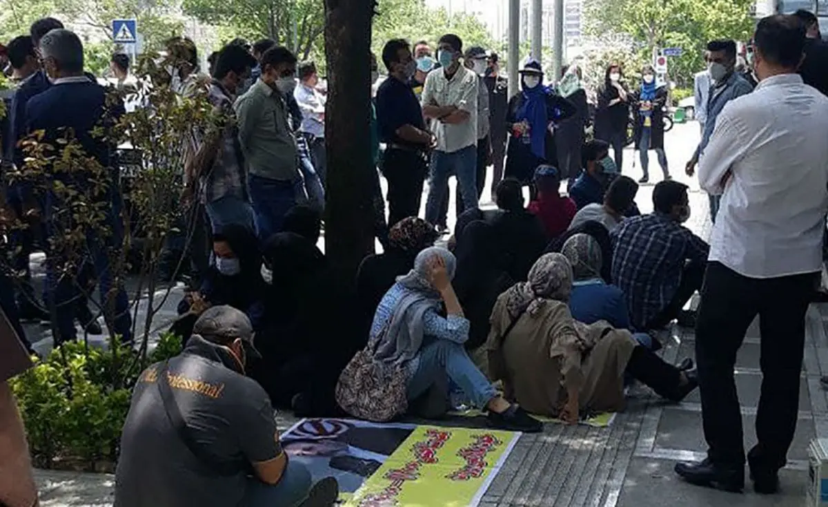 سهامداران بورس این شهرها در اعتراض به ریزش بازار تجمع کردند/ ویدنو