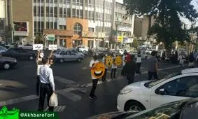 فرهنگ‌سازی جوانان تهرانی برای توقف خودروها پشت خط عابر