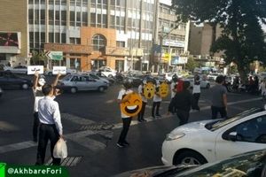 فرهنگ‌سازی جوانان تهرانی برای توقف خودروها پشت خط عابر
