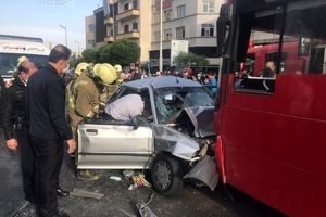 تصادف شدید خودروی پراید با اتوبوس در خط ویژه خیابان آزادی