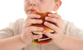 آیا ارتباطی بین اضافه وزن نوجوانان و اضافه وزن والدین وجود دارد؟