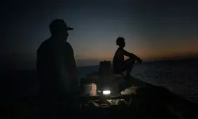 فانوسی که با آب‌نمک یا ادرار روشن می‌شود!