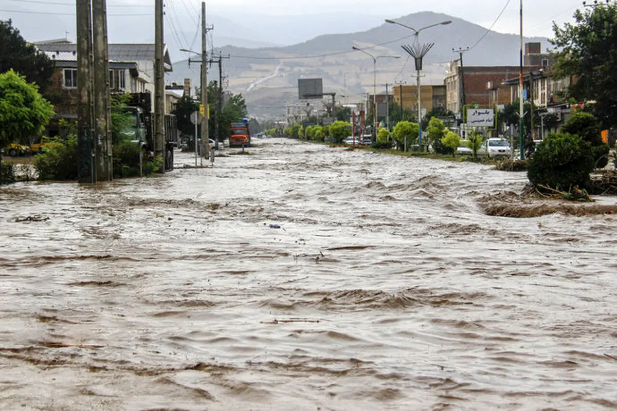 نجات سرنشینان خودروی گرفتار در سیل شهرستان قصرقند/ ویدئو