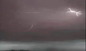 لحظه اصابت صاعقه به برج آزادی تهران/ ویدئو