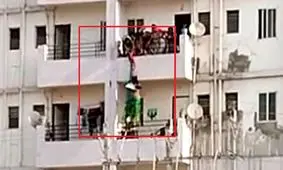 لحظه خودکشی یک دختر در حضور خانواده اش/ فیلم