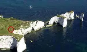 سقوط مرگبار گردشگر از صخره حین گرفتن عکس سلفی/ تصاویر