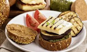 طرز تهیه برگر بادمجان و پنیر کبابی با سس پستو