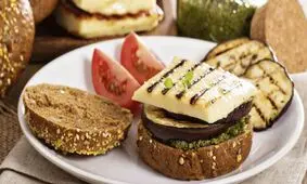 طرز تهیه برگر بادمجان و پنیر کبابی با سس پستو