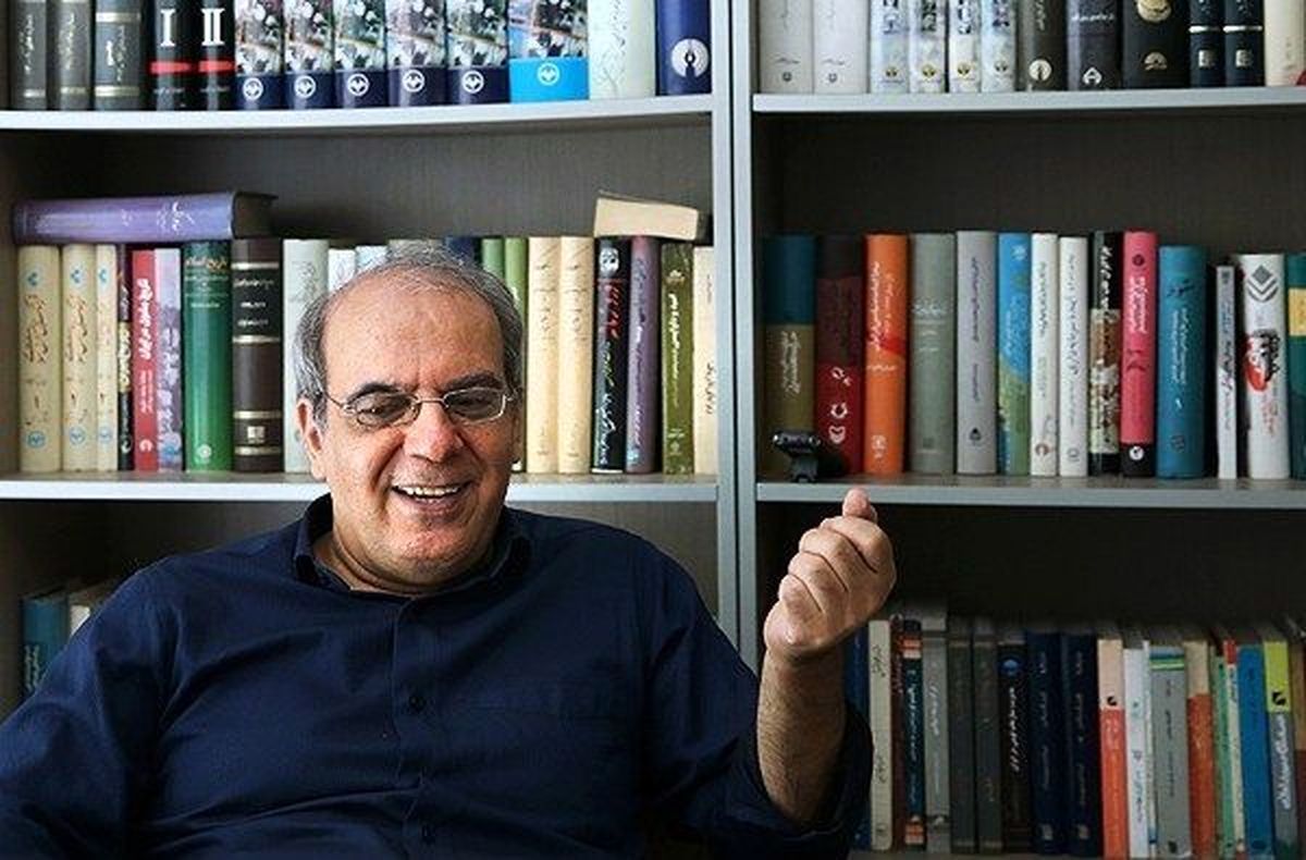 عباس عبدی: زمانی می‌گفتند معجزه هزاره سوم، امروز می‌گویند سه دلقک بهاری!/ اصولگرایان ناطق و هاشمی را پیش پای احمدی‌نژاد قربانی کردند