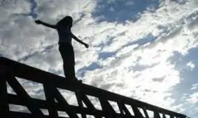 لحظه خودکشی دختر جوان یزدی/ ویدئو+18