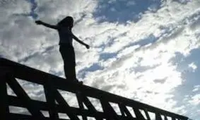 لحظه خودکشی دختر جوان یزدی/ ویدئو+18