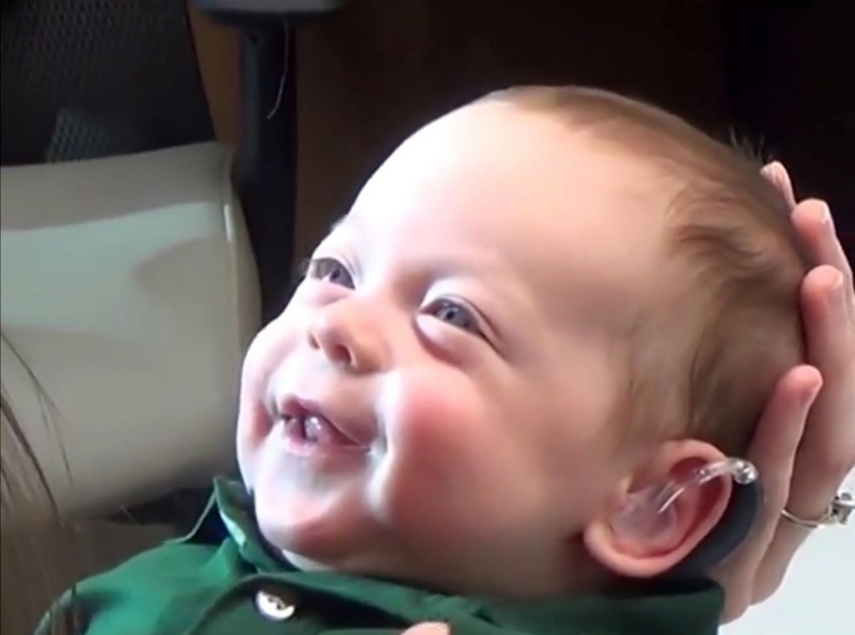 لحظات دیدنیِ بازگشت شنوایی نوزاد ۳ ماهه/ ویدئو