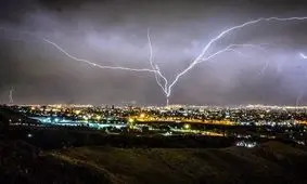 لحظه وحشتناک برخورد صاعقه با برج میلاد/ ویدئو