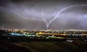 لحظه وحشتناک برخورد صاعقه با برج میلاد/ ویدئو