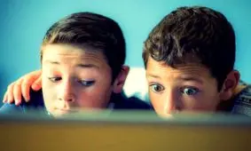 با کودکی که عکس مبتذل دیده چگونه برخورد کنیم؟