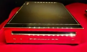 پلی‌استیشن آب‌طلای ملکه الیزابت در معرض فروش قرار گرفت/ تصاویر