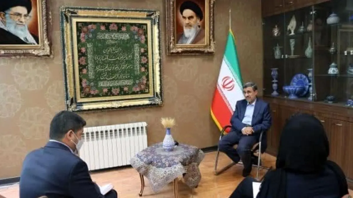 محمود احمدی‌نژاد: در ستاد ملی آمارهای کرونا را دستکاری می‌کنند/ مسئولین کشور خودشان واکسن زده‌اند خیالشان راحت است