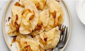 طرز تهیه پیروگی لهستانی خوشمزه با فیلینگ سیب‌زمینی پنیری