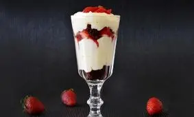 طرز تهیه دسر مگنولیا با طعم توت فرنگی و وانیل