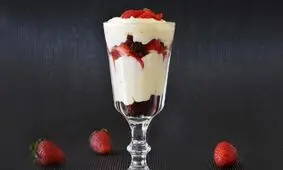 طرز تهیه دسر مگنولیا با طعم توت فرنگی و وانیل