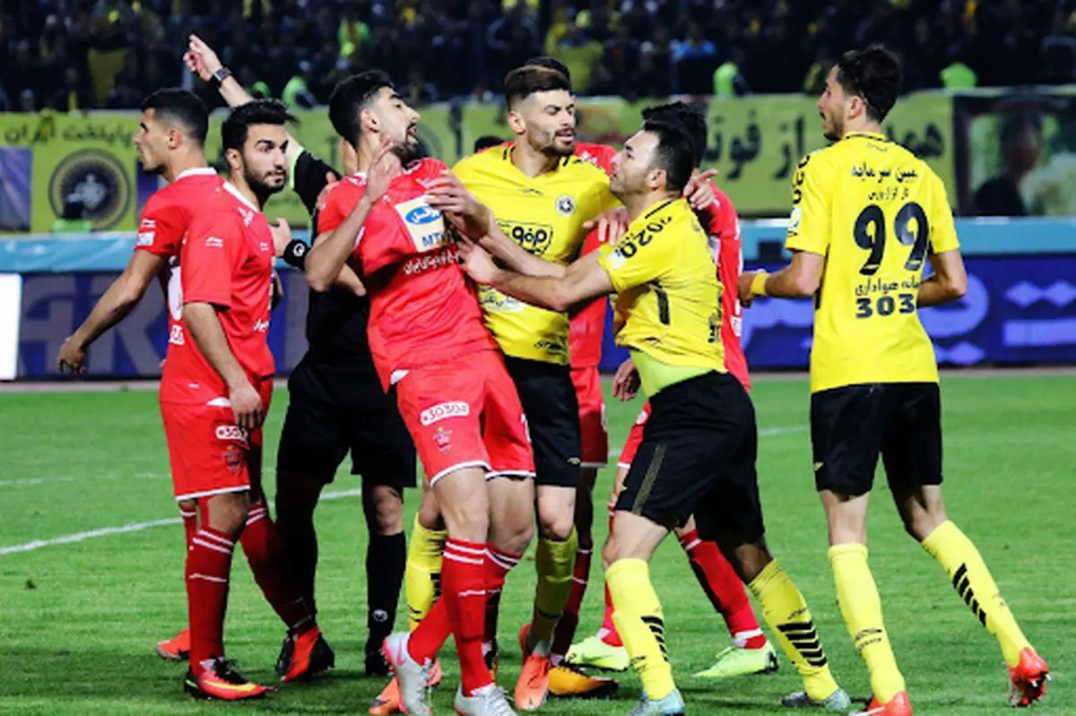 زد و خورد بازیکنان سپاهان و پرسپولیس در پایان بازی