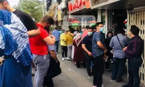 گزارش میدانی از شگردهای دلالان در بازار نزولی ارز / فروش نوبت، خرید سهمیه!