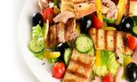 طرز تهیه سالاد تن ماهی و پنیر کبابی