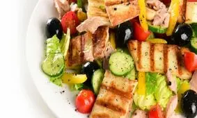 طرز تهیه سالاد تن ماهی و پنیر کبابی