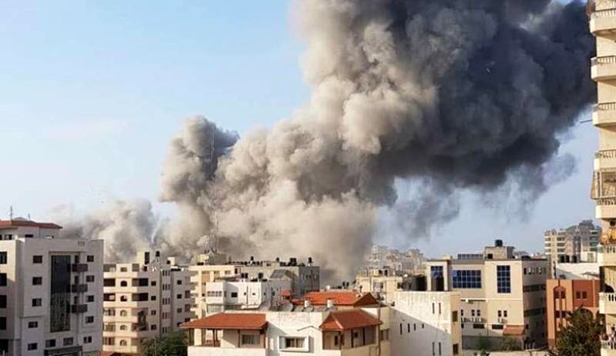 اسرائیل در حرکتی عجیب برج ۱۳ طبقه مسکونی را در غزه خراب کرد/ ویدئو