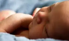 نجات نوزاد یک ماهه از مرگ/ ویدئو